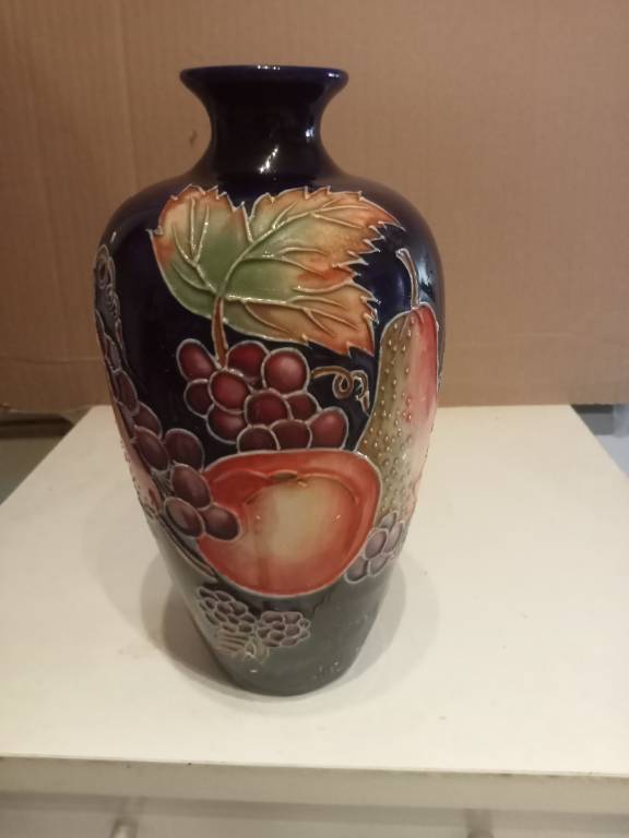 vase ancien décor fruit en relief hauteur 20 cm signé MP | Puces Privées