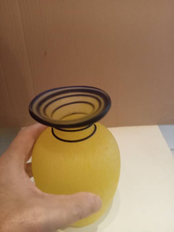 vase ancien couleur jaune hauteur 19 cm | Puces Privées