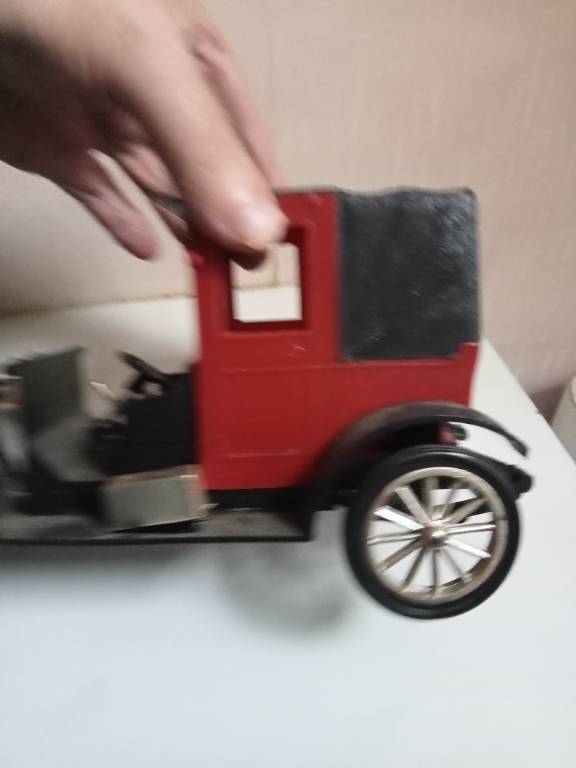 jouet voiture en plastique ancien hauteur 13 cm x 24 cm | Puces Privées