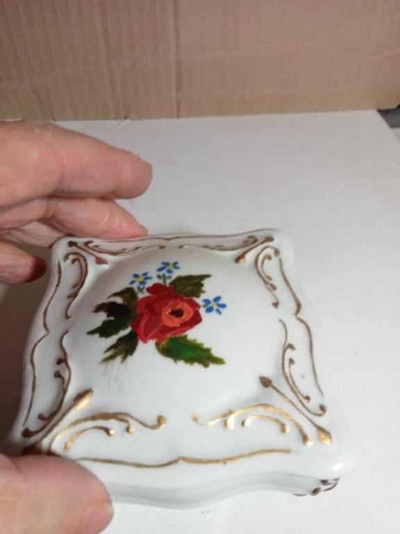 bonbonniere ancien en porcelaine peint à la main hauteur 6 cm x 9,5 cm | Puces Privées