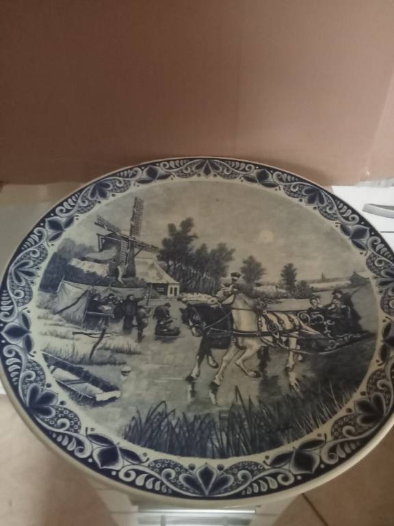 assiette ancien Delft  diamètre 39,5 cm petite égrenure | Puces Privées