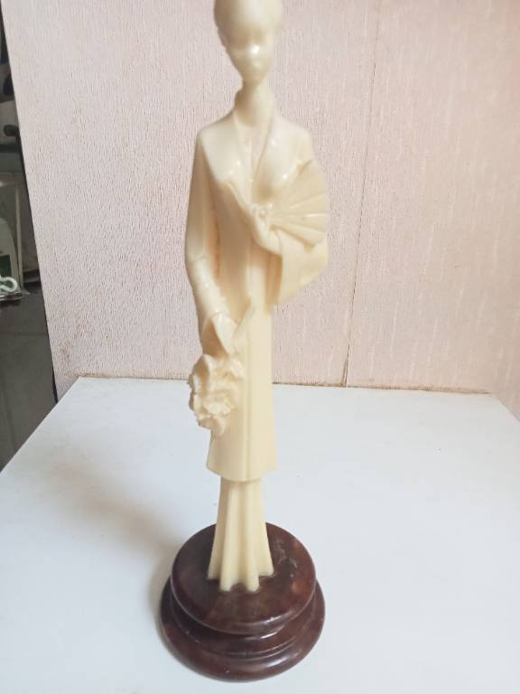 statuette XIXème en albatre asiatique hauteur 25 cm sue support mabre | Puces Privées