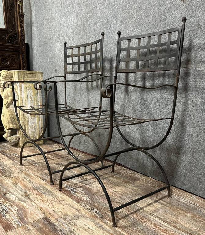 paire de fauteuils curules style style Néo classique en fer vers 1930 | Puces Privées