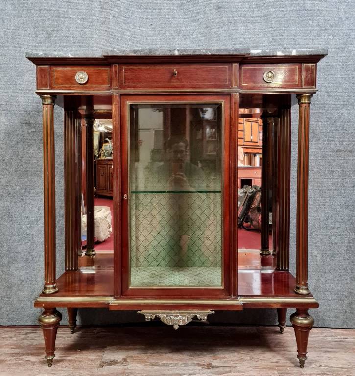vitrine Parisienne Louis XVI a ressaut en acajou vers 1840 | Puces Privées