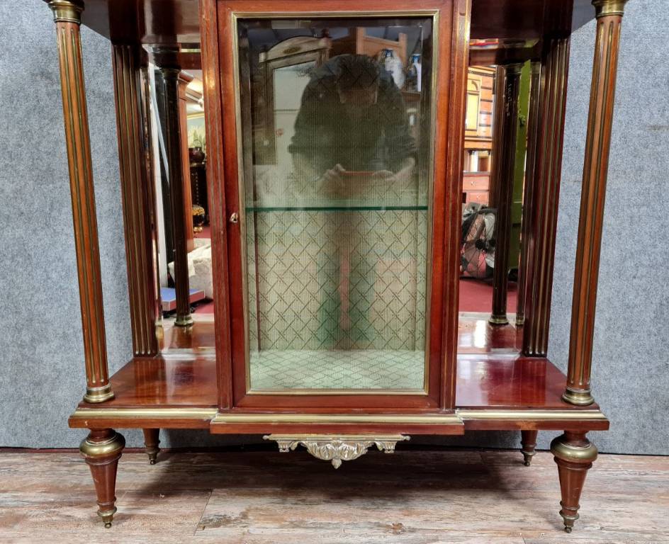 vitrine Parisienne Louis XVI a ressaut en acajou vers 1840 | Puces Privées
