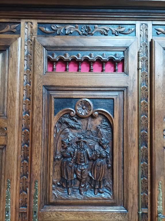 Armoire 3 portes style Breton en chêne massif sculpté | Puces Privées