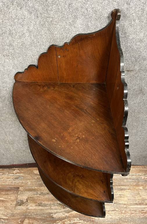 étagère d'angle de forme violonée en noyer vers 1850 | Puces Privées