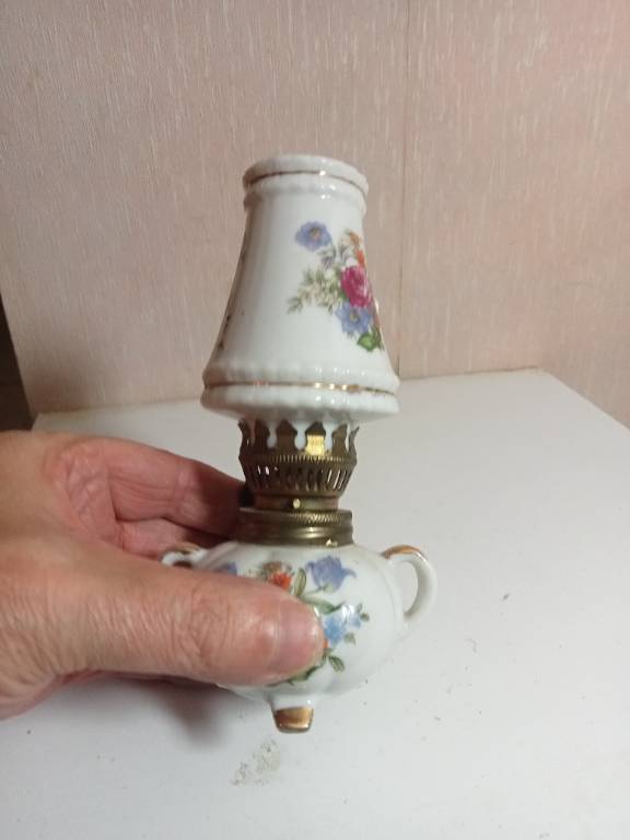 petit lampe de decoration en porcelaine hauteur 16 cm diamètre 7 cm | Puces Privées