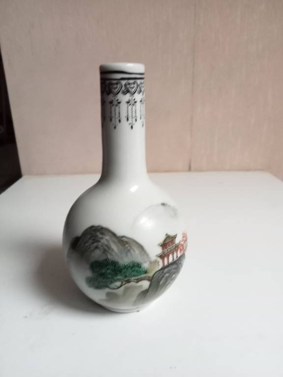 petite bouteille a sake en porcelaine hauteur 14 cm diamètre 7 cm | Puces Privées