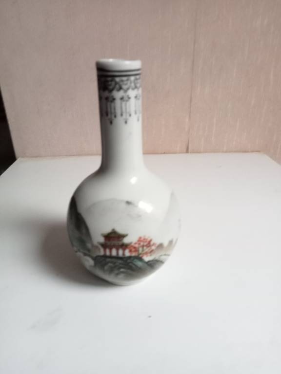 petite bouteille a sake en porcelaine hauteur 14 cm diamètre 7 cm | Puces Privées