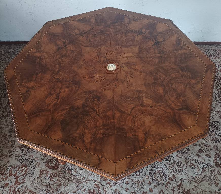 Table de milieu octogonale Napoléon III en noyer marqueté | Puces Privées