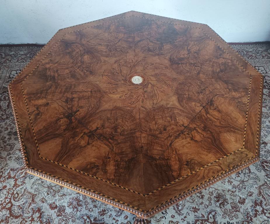 Table de milieu octogonale Napoléon III en noyer marqueté | Puces Privées