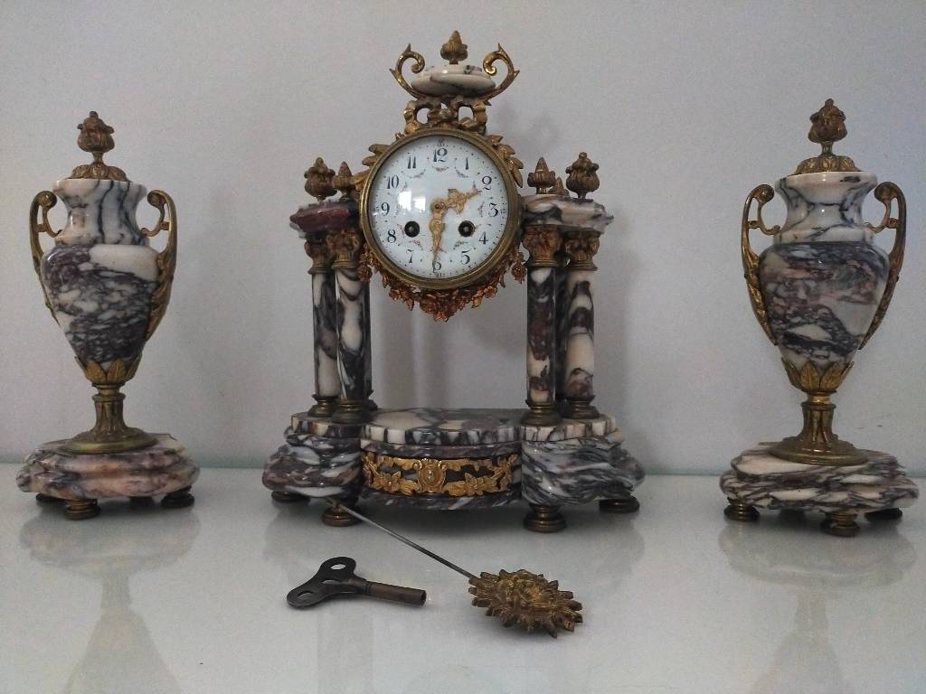 Pendule portique Garniture de cheminée Louis XVI en marbre et bronze | Puces Privées