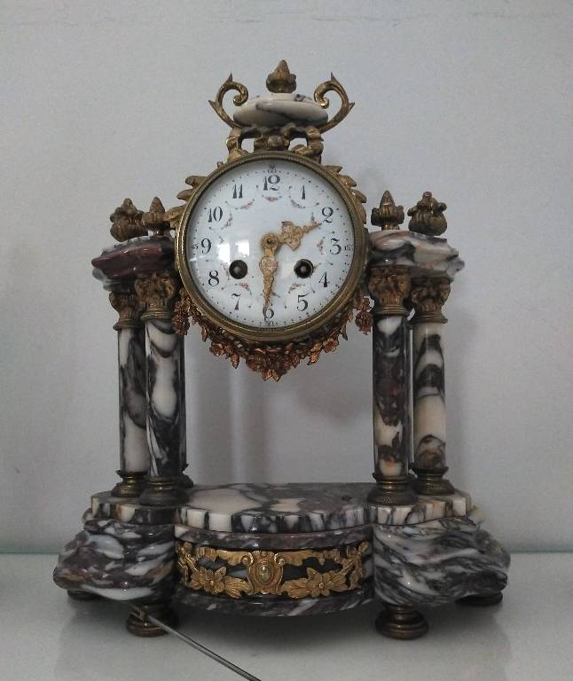 Pendule portique Garniture de cheminée Louis XVI en marbre et bronze | Puces Privées