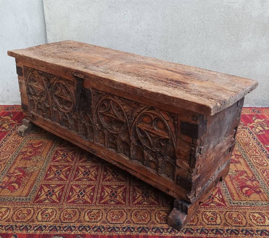 Ancien coffre gothique en chêne | Puces Privées