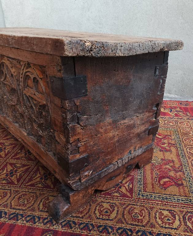 Ancien coffre gothique en chêne | Puces Privées