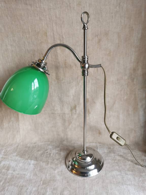 No - 543 - Lampe de bureau en laiton chromé  avec une opaline verte | Puces Privées