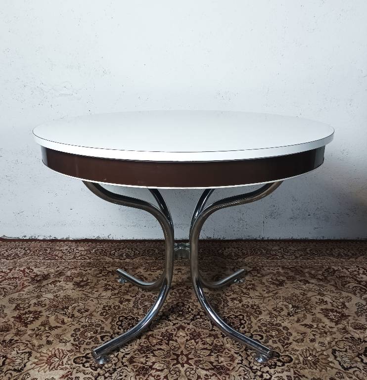 Table ronde vintage en formica et métal chrome | Puces Privées