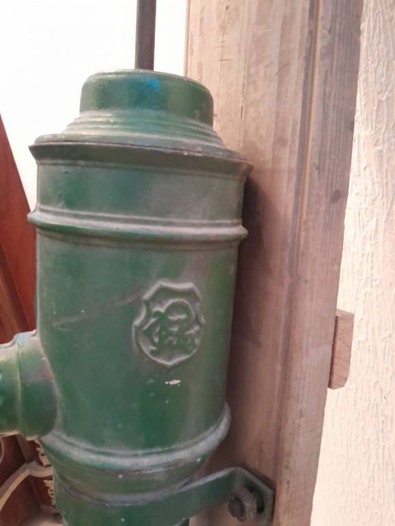 Pompe à eau artisanale | Puces Privées