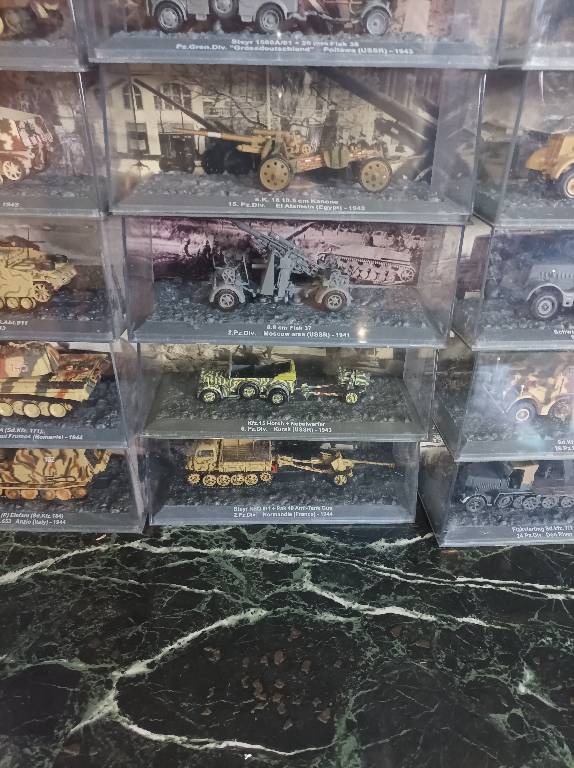 Lot de 53 chars militaires miniatures Jagdpanzer Flakpanzer Nashorn Krupp etc... | Puces Privées