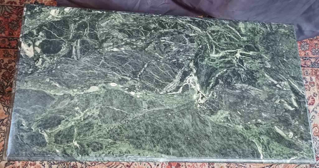 Table basse 1960 en laiton et marbre vert | Puces Privées