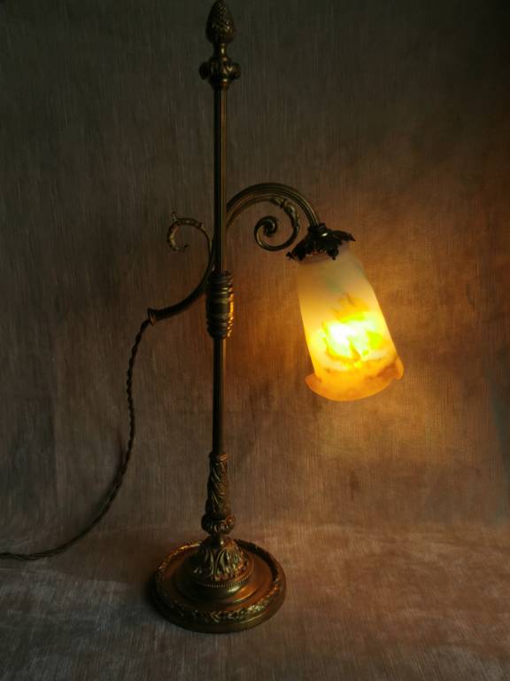 No - 547 - Lampe de bureau en bronze avec abat jour  en pâte de verre signé Muller frères Lunéville | Puces Privées