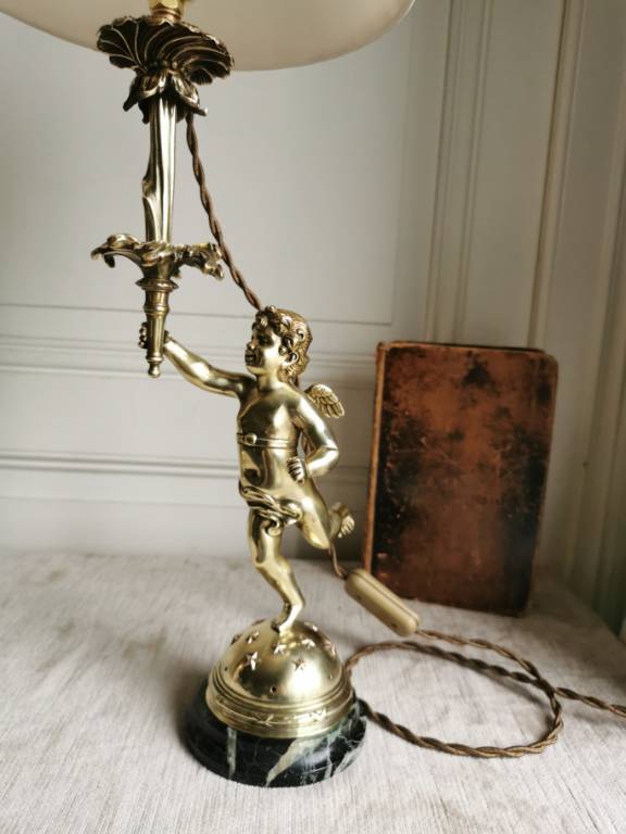 No - 548 -  Paire de lampes en bronze ciselé à décor d'angelots époque fin XIXème siècle | Puces Privées