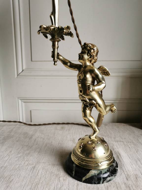 No - 548 -  Paire de lampes en bronze ciselé à décor d'angelots époque fin XIXème siècle | Puces Privées