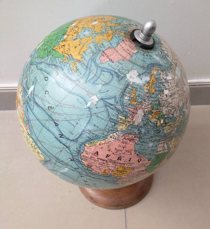 Globe terrestre dressé par J Forest édité par GIRARD BARRERE & THOMAS | Puces Privées