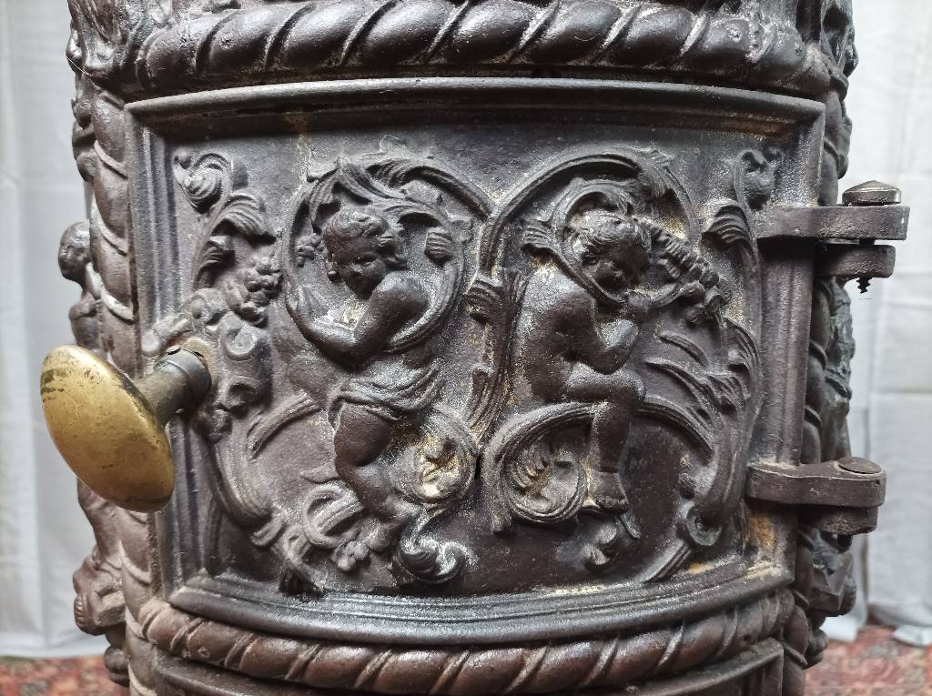 Ancien poêle à bois Renaissance en fonte THIERRY & Cie A LOULANS | Puces Privées