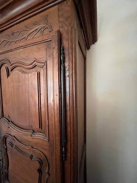 Belle armoire ornée Val de Loire XVIIIe siècle chêne | Puces Privées