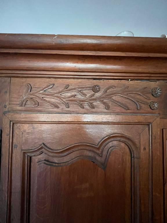 Belle armoire ornée Val de Loire XVIIIe siècle chêne | Puces Privées