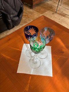 3 verres à pieds très haut cristal taillé Saint-Louis couleur, bleu ciel, vert foncé, bleu/violet | Puces Privées