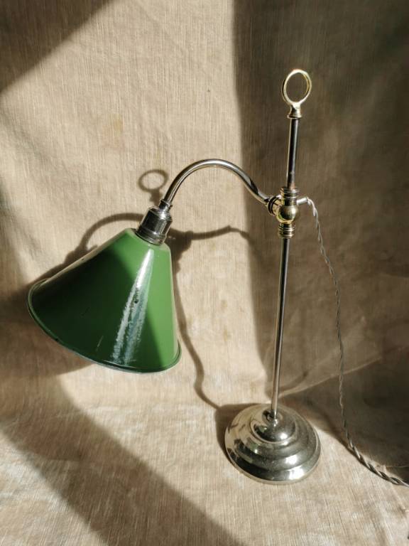 No - 559 -  Lampe d'atelier en laiton chromé avec abat - jour en métal émaillé | Puces Privées