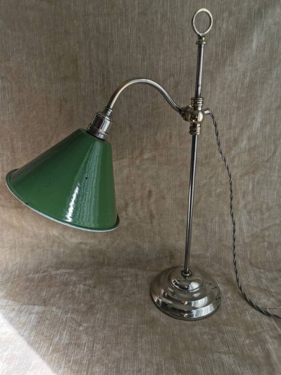 No - 559 -  Lampe d'atelier en laiton chromé avec abat - jour en métal émaillé | Puces Privées