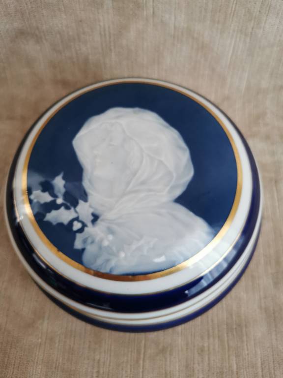No - 560 - Boîte coffret bonbonnière en porcelaine de Camille Tharaud à Limoges France | Puces Privées