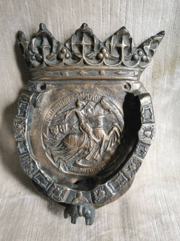 No - 565 - Heurtoir en bronze couronne et chevalier . | Puces Privées