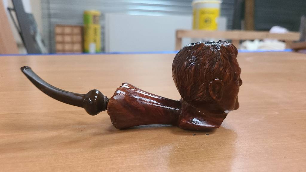 Pipe en bois sculptée | Puces Privées