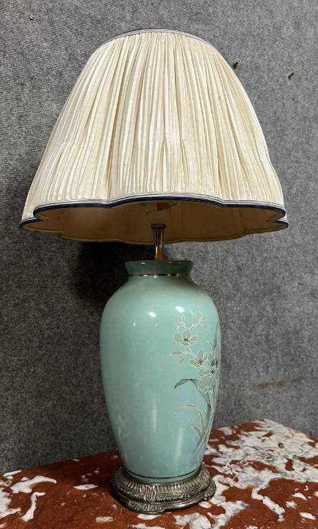 Lampe Napoléon III en porcelaine a décors peints et rehauts d'argent circa 1880 | Puces Privées