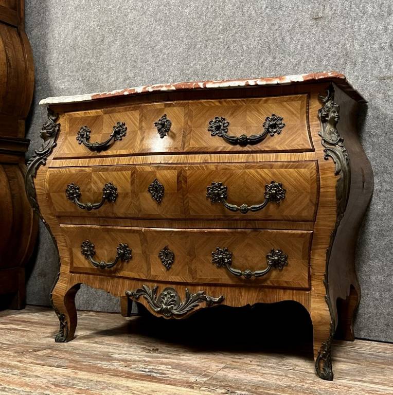 commode style Louis XV en marqueterie de bois précieux entièrement galbée | Puces Privées