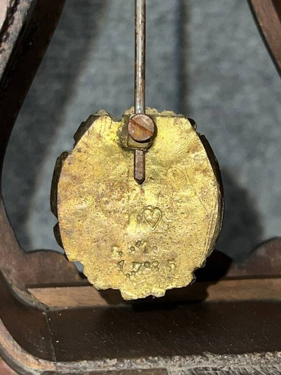 Pendule Miniature figurant un régulateur de parquet en bois et bronzes dorés vers 1880 | Puces Privées