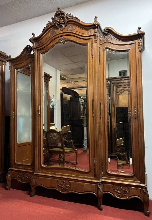 armoire bibliothèque style Louis XV Rocaille en noyer vers 1850-1880 | Puces Privées