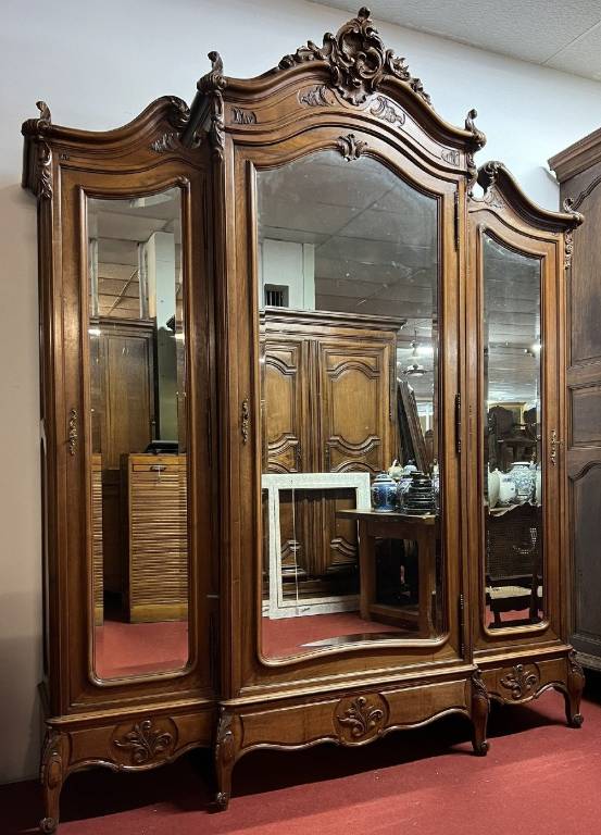 armoire bibliothèque style Louis XV Rocaille en noyer vers 1850-1880 | Puces Privées