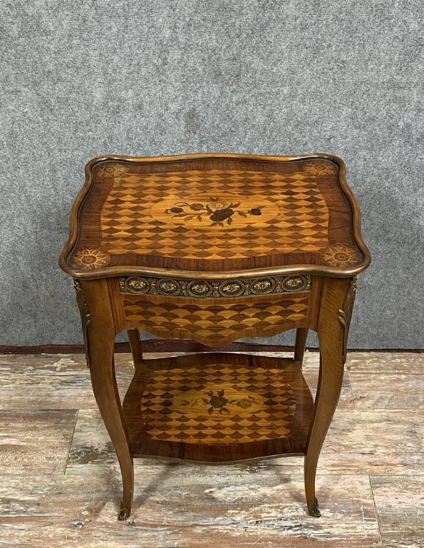 Table d'apparat de style Louis XV en marqueterie de bois nobles | Puces Privées