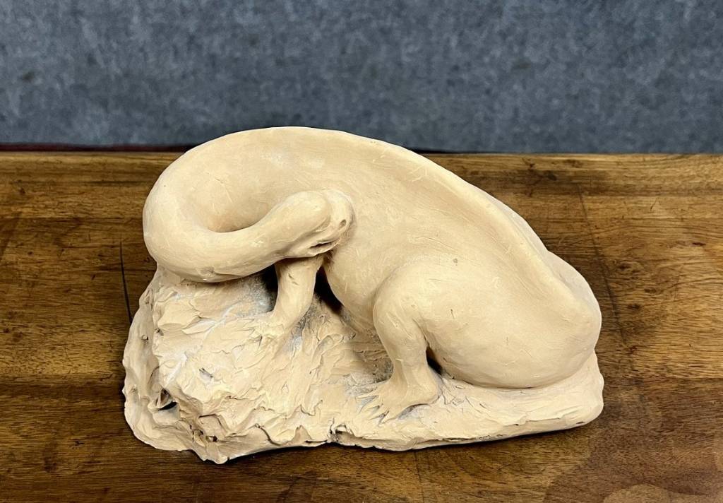 Sculpture moderniste en terre cuite figurant un animal de la préhistoire | Puces Privées