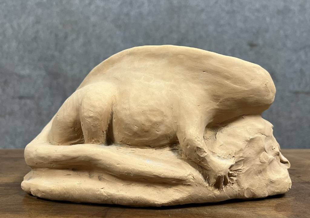 Sculpture moderniste en terre cuite figurant un animal de la préhistoire | Puces Privées