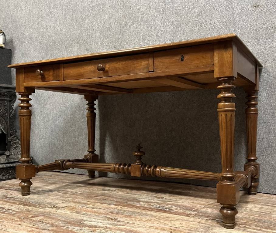 bureau plat de centre style Louis XVI en noyer massif vers 1850 | Puces Privées