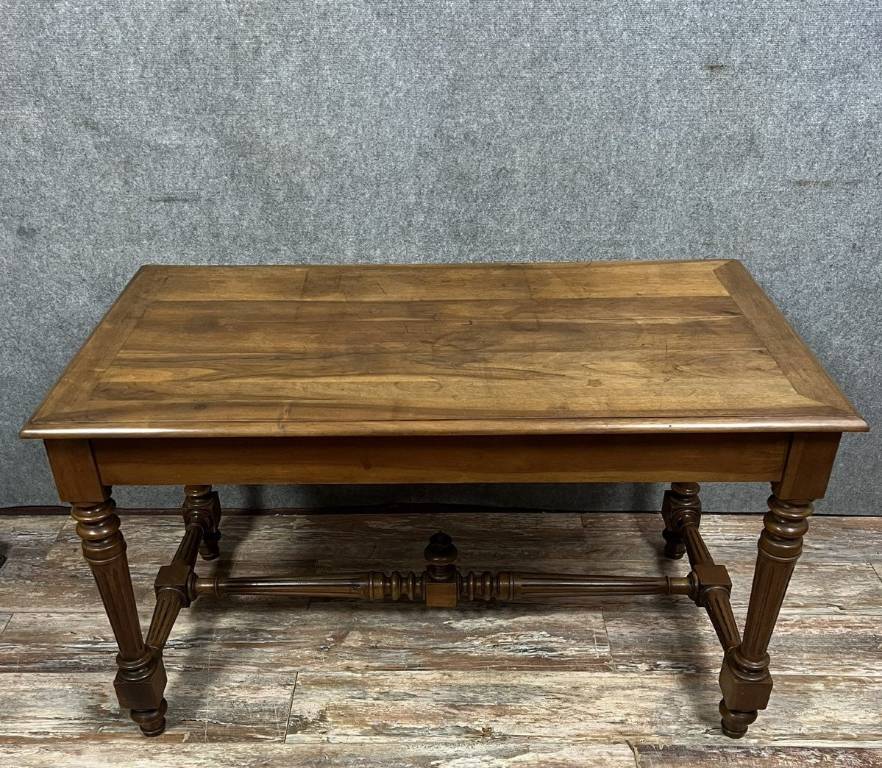 bureau plat de centre style Louis XVI en noyer massif vers 1850 | Puces Privées