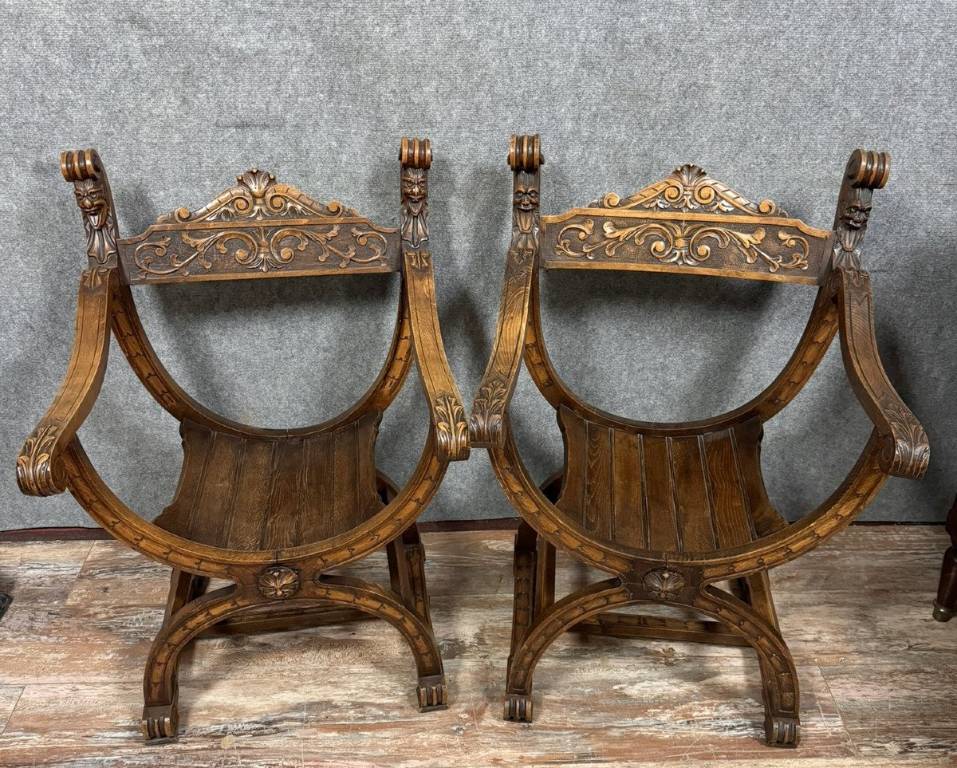 Paire de fauteuils Dagobert en noyer massif style Renaissance italienne | Puces Privées