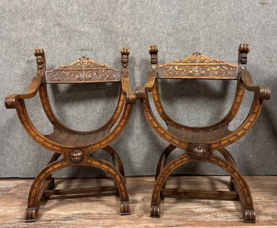 Paire de fauteuils Dagobert en noyer massif style Renaissance italienne | Puces Privées